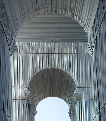 藝術設計｜地景藝術的絕響 打包凱旋門——Christo and Jeanne-Claude《Wrapped》｜設計盒子DESIGN BOX