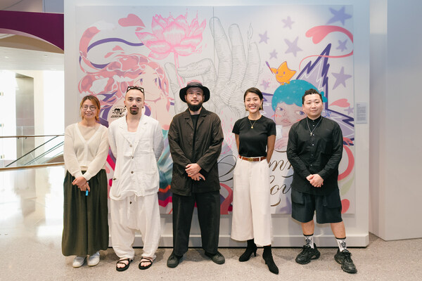 揭幕儀式上還首次展出了一幅由五位港澳藝術家聯合創作的大型畫作，融合了各人獨特的作畫風格和技法合力呈獻「夏日戀曲」這一主題，表達了港澳藝術家之間的創作交流熱烈之寓意。