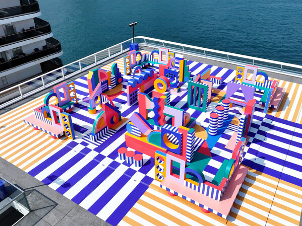 法國藝術家Camille Walala將海運觀點打造成戶外藝術迷宮。