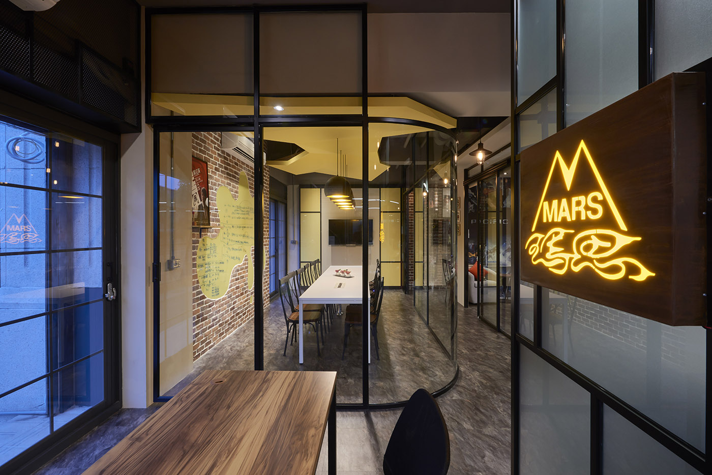 台南室內設計師推薦 ｜ 拱廊街元素，粹匯潮流 ｜ 三宅一秀設計 郁琇琇 設計盒子DESIGN BOX 2