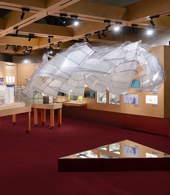 獎項代辦 │ 流動的建築詩學：路易威登於2026香港巴塞爾藝術展，致敬解構主義大師Frank Gehry的二十年傳奇